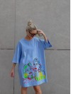 Бавовняна сукня-футболка з малюнком блакитного кольору 32217