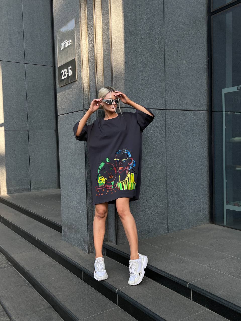 Бавовняна сукня-футболка з малюнком графiтового кольору 32218