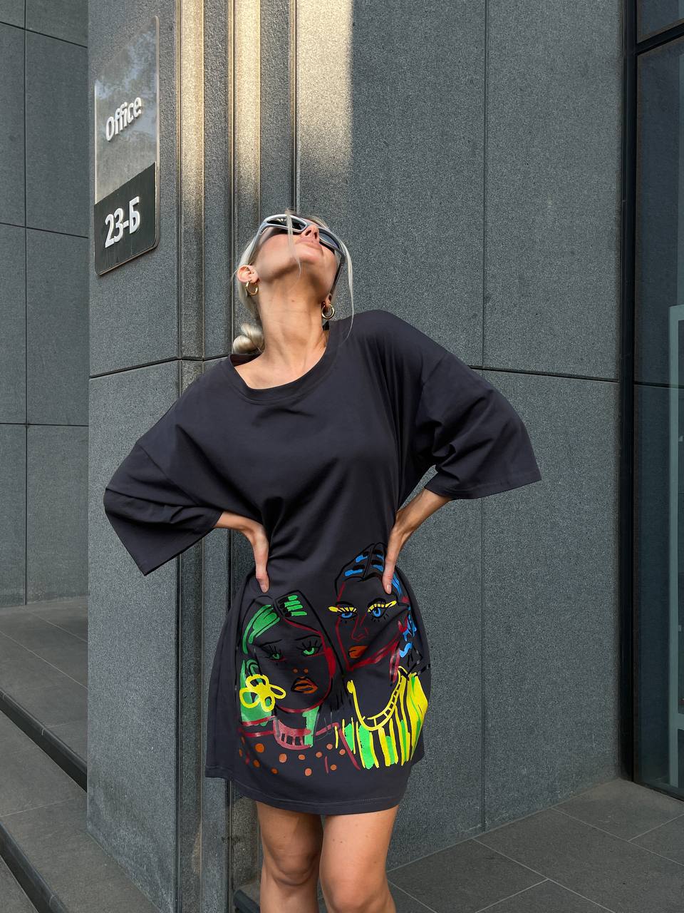 Бавовняна сукня-футболка з малюнком графiтового кольору 32218