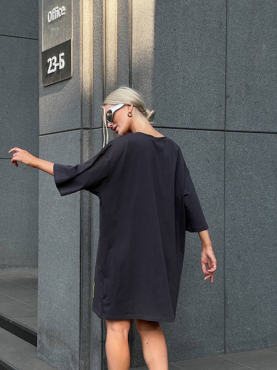 Бавовняна сукня-футболка з малюнком графiтового кольору 32218