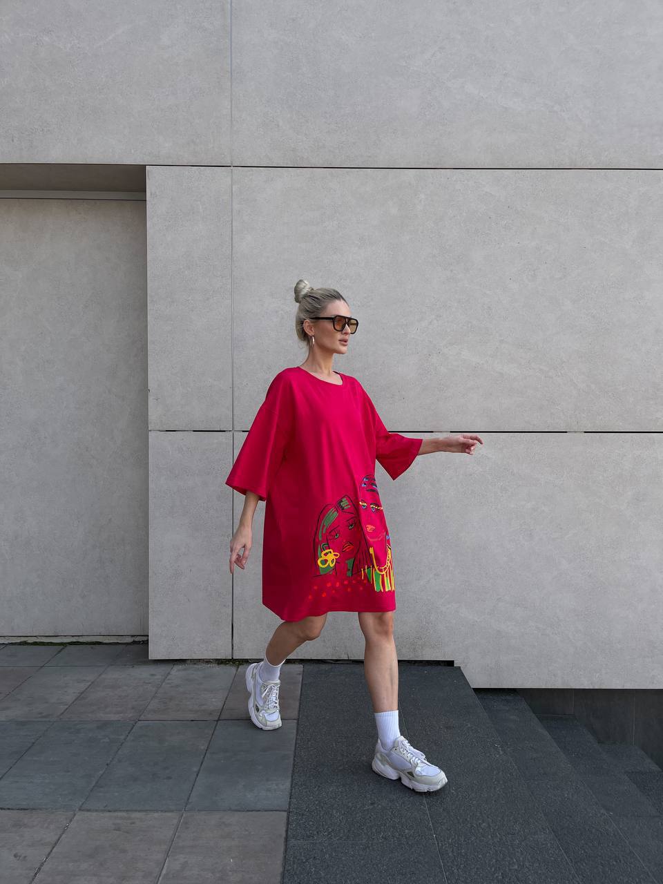 Хлопковое платье-футболка с рисунком красного цвета 32215