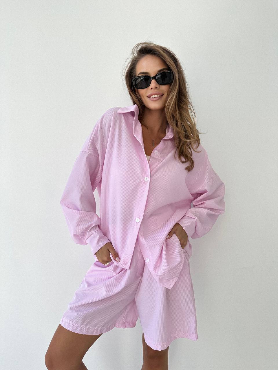 Бавовняний літній костюм в смужку рожевого кольору 33075