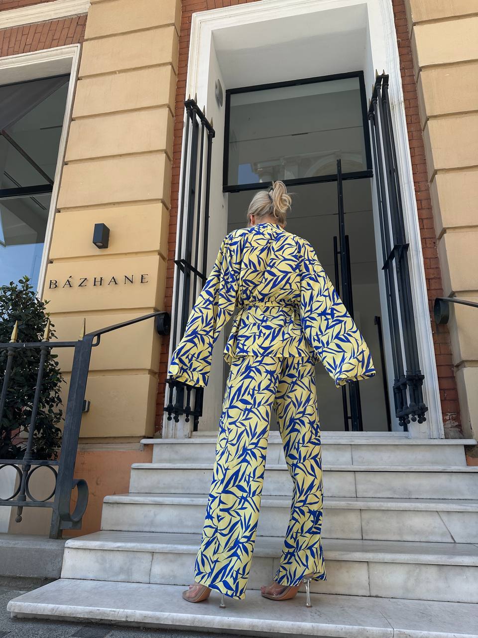 Вишуканий жіночий костюм жовтого кольору 28864