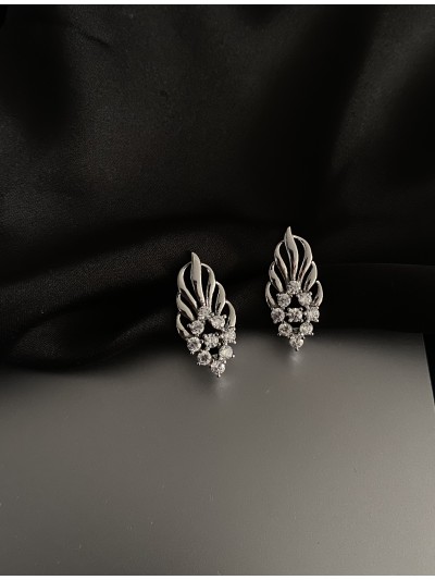 Сережки з камінцями англійський замок срібного кольору 33842