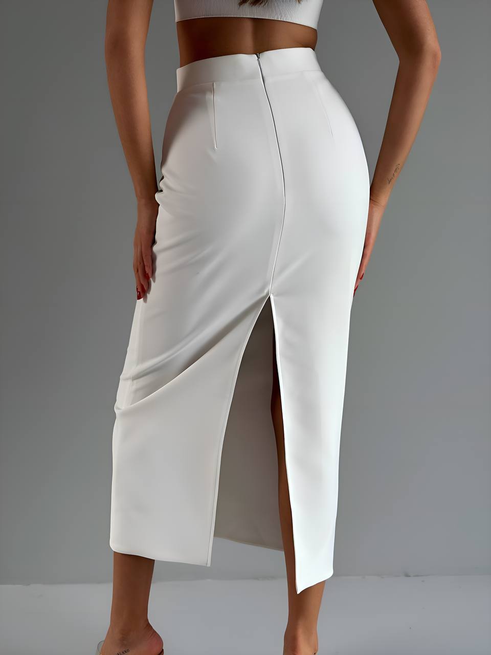 Классическая юбка-карандаш миди молочного цвета 33980