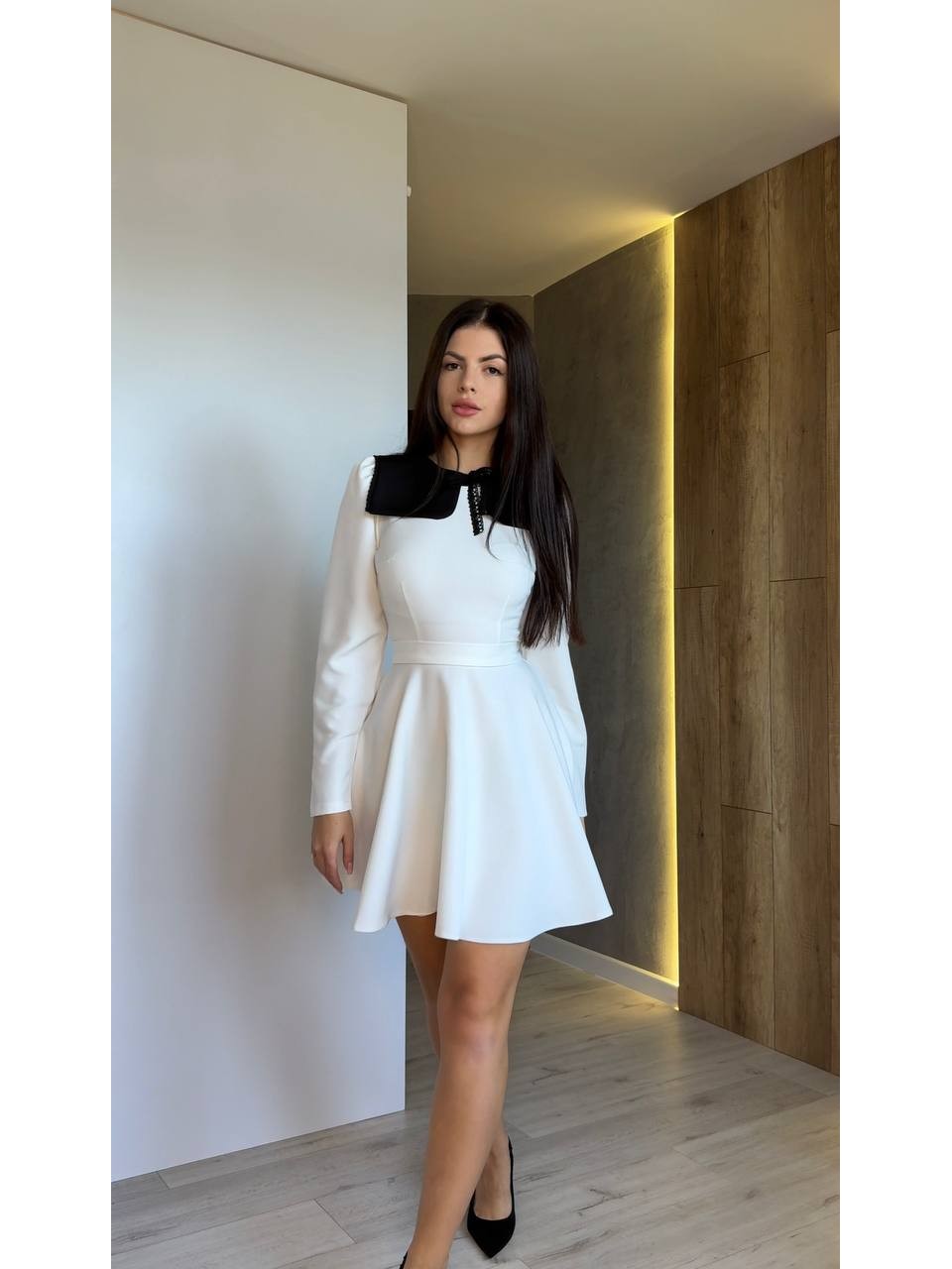 Классическое платье мини с воротником молочного цвета 35164