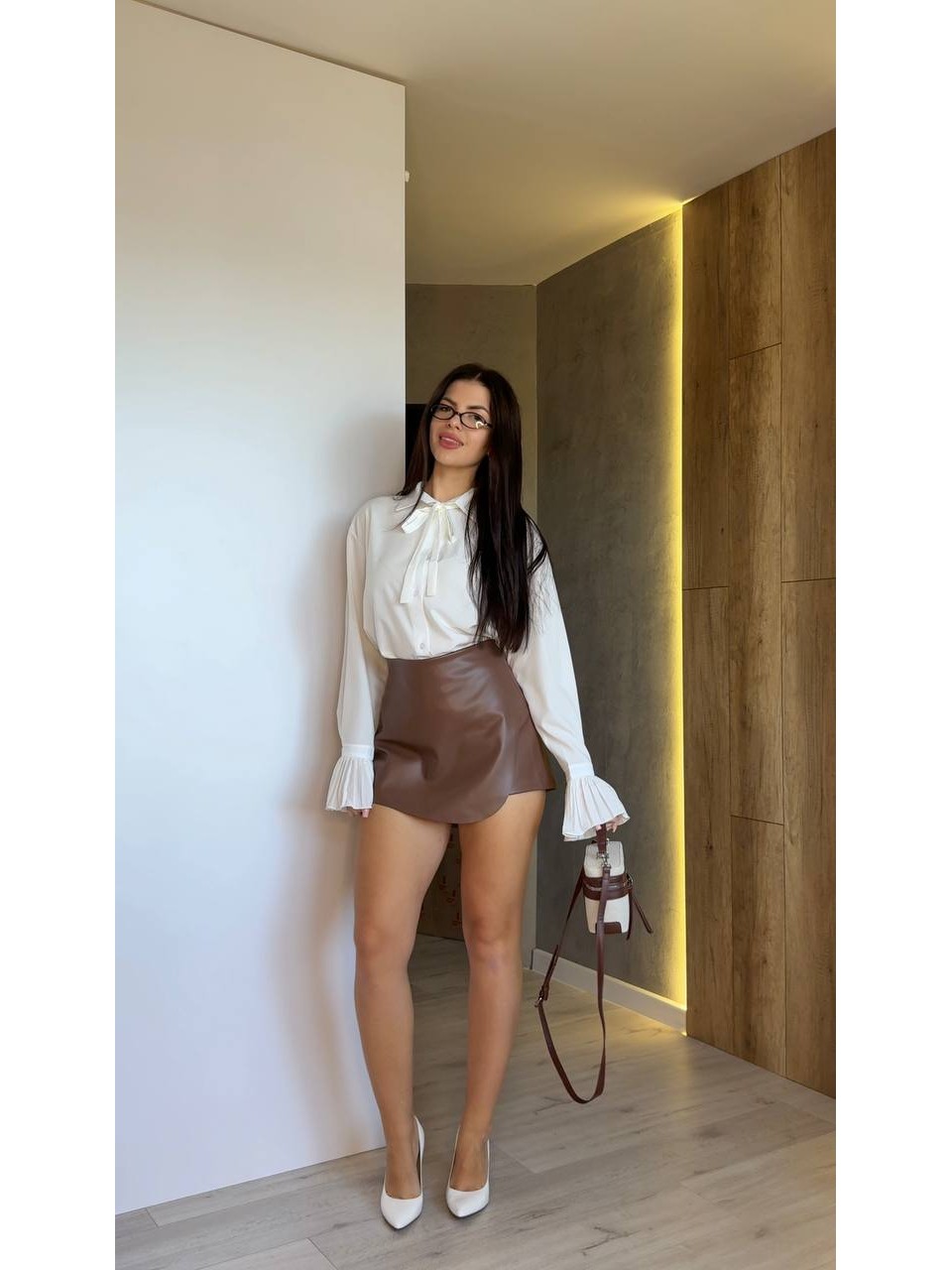 Классическая женская рубашка молочного цвета 35162