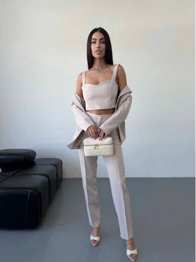 Класичний жiночий костюм тройка з топом бежевого кольору 34243