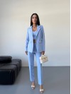 Класичний жiночий костюм тройка з топом блакитного кольору 34250