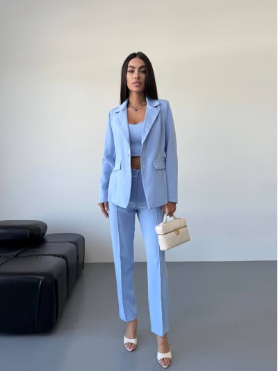 Класичний жiночий костюм тройка з топом блакитного кольору 34250