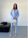 Класичний жiночий костюм тройка з топом блакитного кольору 34250