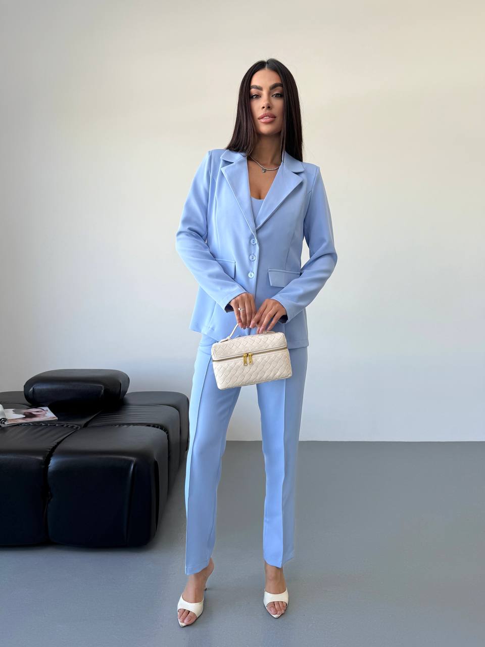 Класичний жiночий костюм тройка з топом блакитного кольору 34250