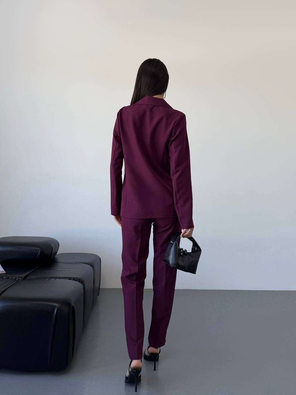 Класичний жiночий костюм тройка з топом бордового кольору 34244