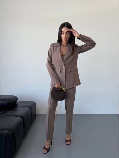 Класичний жiночий костюм тройка з топом кавового кольору 34245