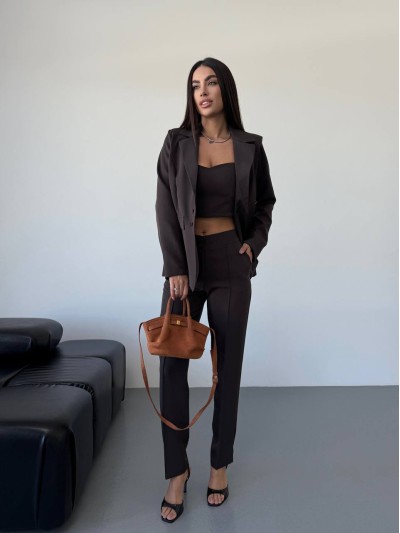 Класичний жiночий костюм тройка з топом коричневого кольору 34248