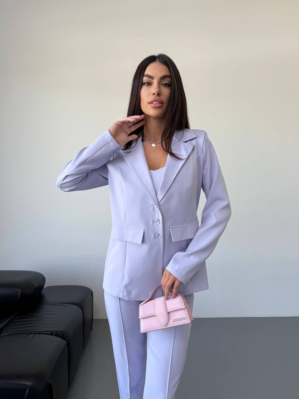 Класичний жiночий костюм тройка з топом лавандового кольору 34252