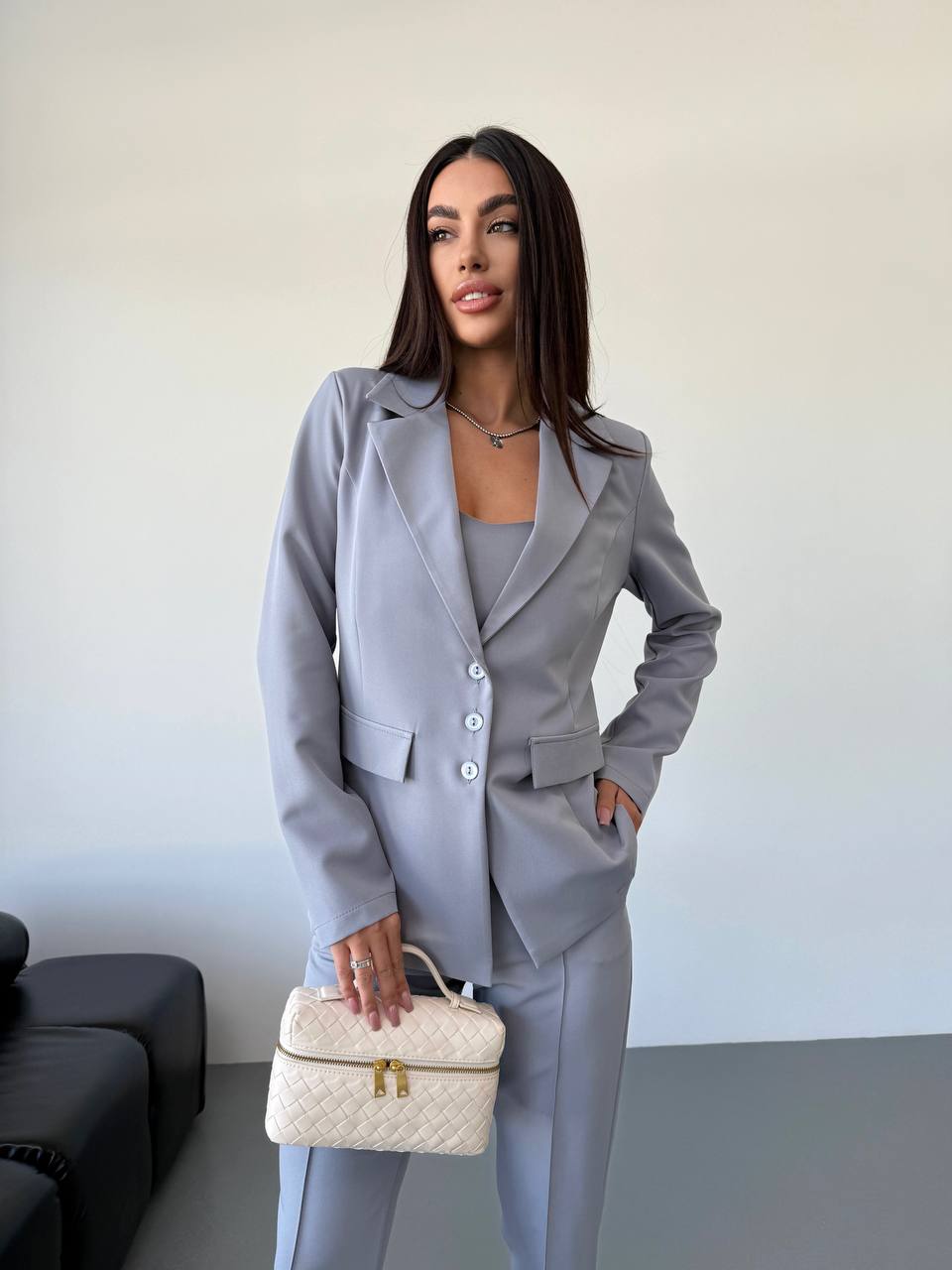 Класичний жiночий костюм тройка з топом сiрого кольору 34249