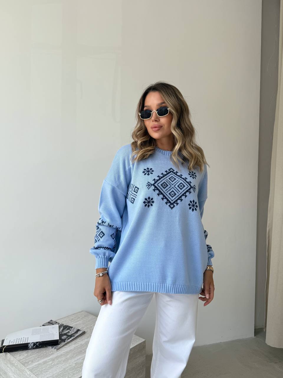 Класичний жіночий светр із етнічним візерунком блакитного кольору 34181