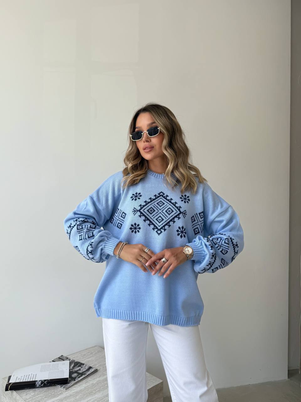 Класичний жіночий светр із етнічним візерунком блакитного кольору 34181