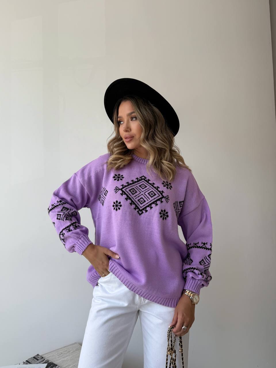 Женский классический свитер с этническим узором сиреневого цвета 34186
