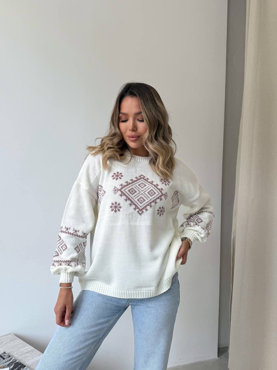 Класичний жіночий светр із етнічним візерунком молочного кольору 34182
