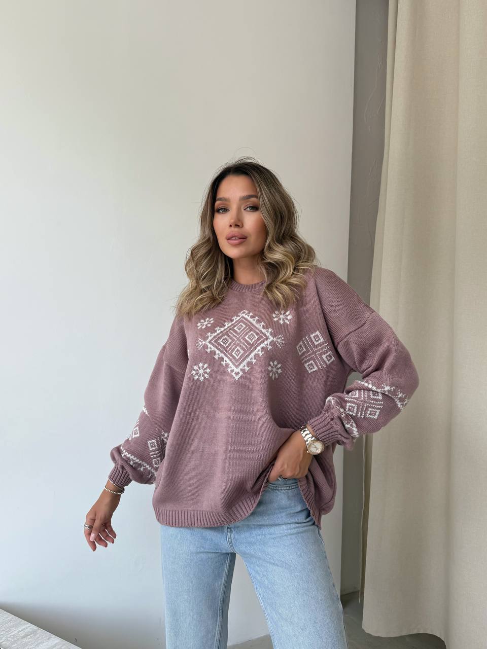 Класичний жіночий светр із етнічним візерунком пудрового кольору 34184
