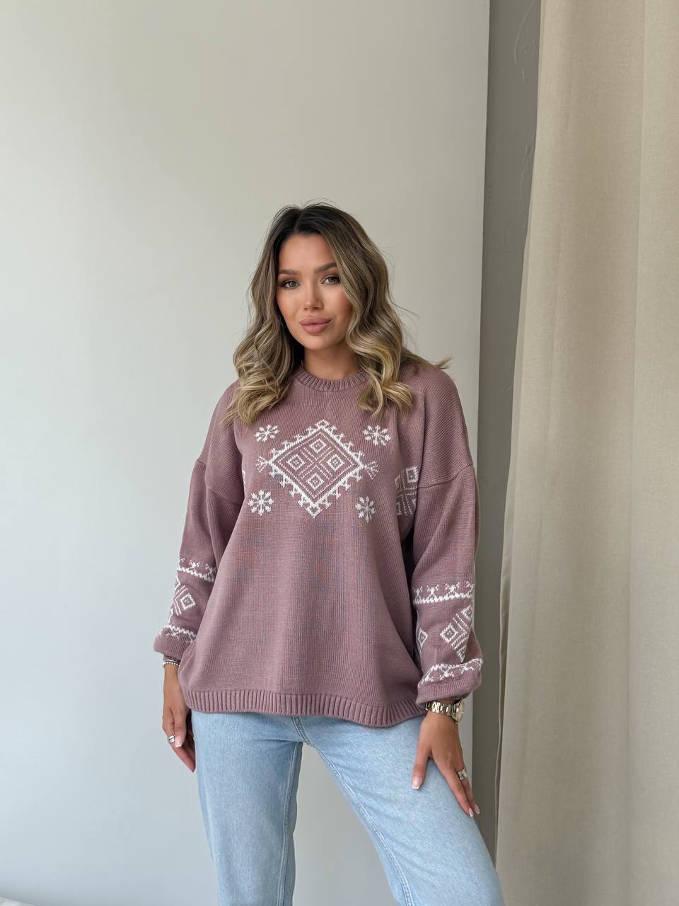 Класичний жіночий светр із етнічним візерунком пудрового кольору 34184