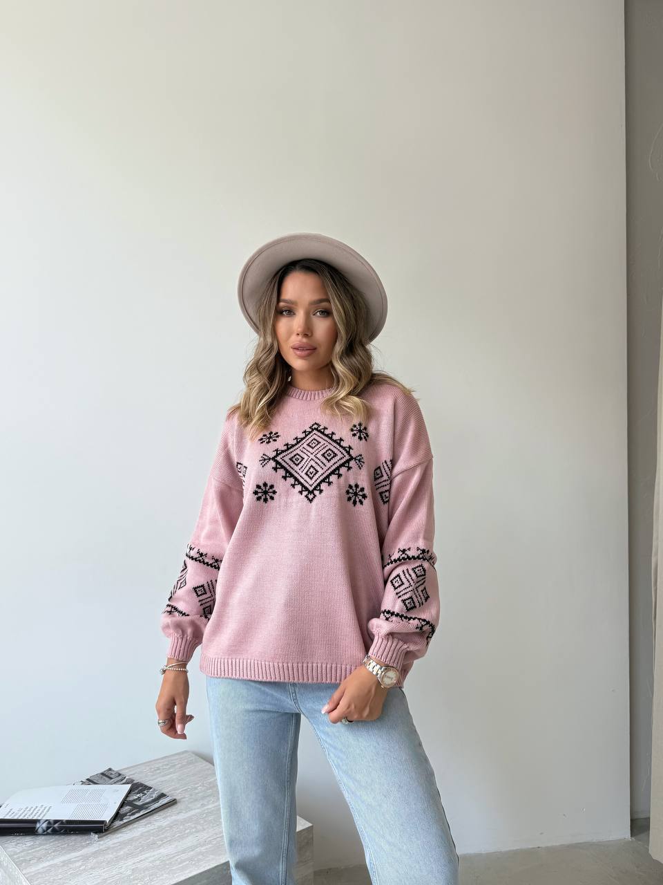 Класичний жіночий светр із етнічним візерунком рожевого кольору 34185