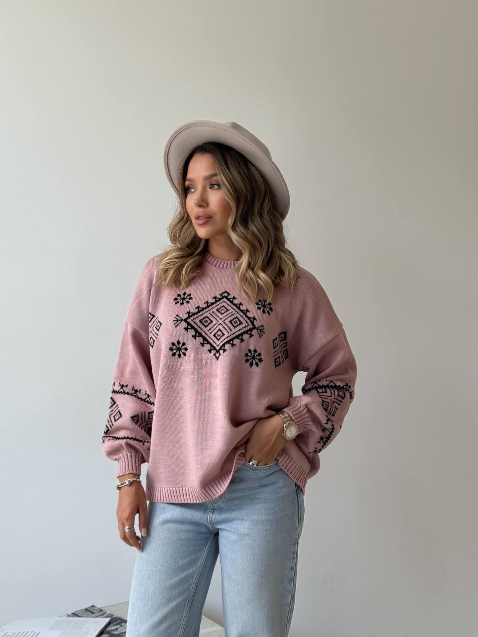 Класичний жіночий светр із етнічним візерунком рожевого кольору 34185