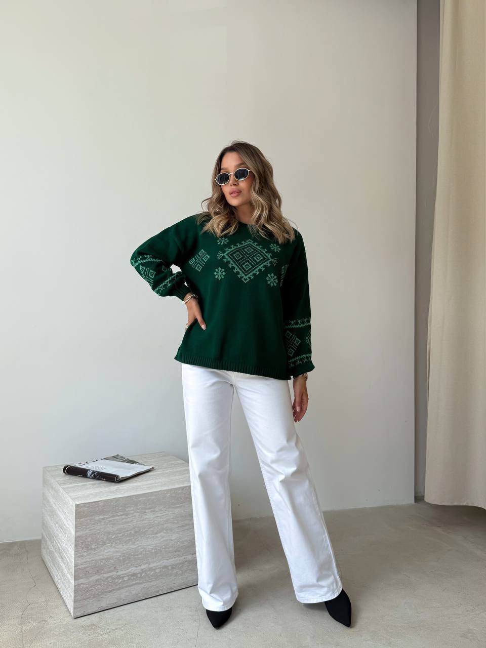 Класичний жіночий светр із етнічним візерунком зеленого кольору 34183