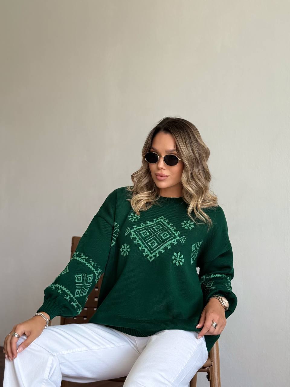 Класичний жіночий светр із етнічним візерунком зеленого кольору 34183