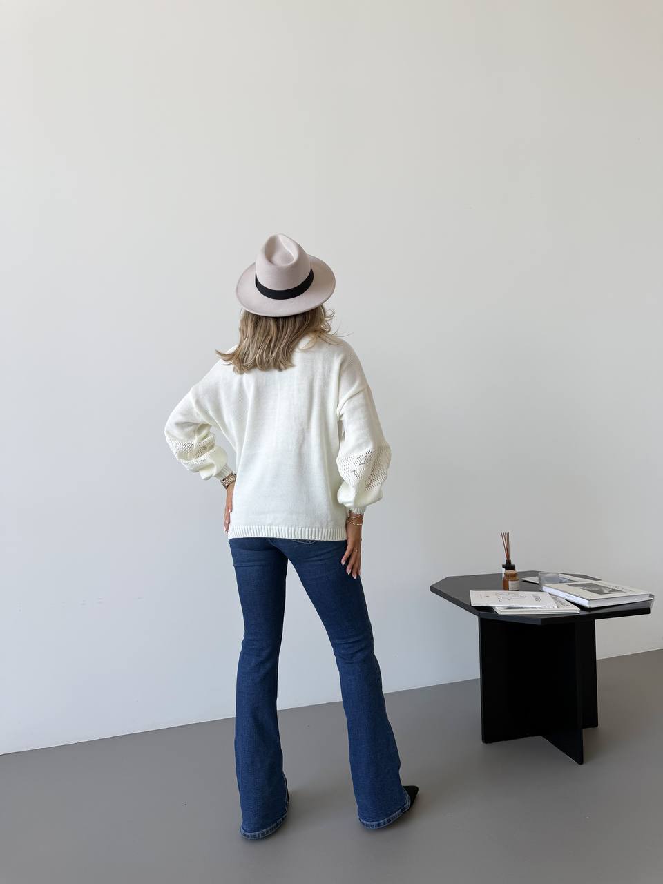 Класичний жіночий светр з ажурним плетiнням молочного кольору 34176