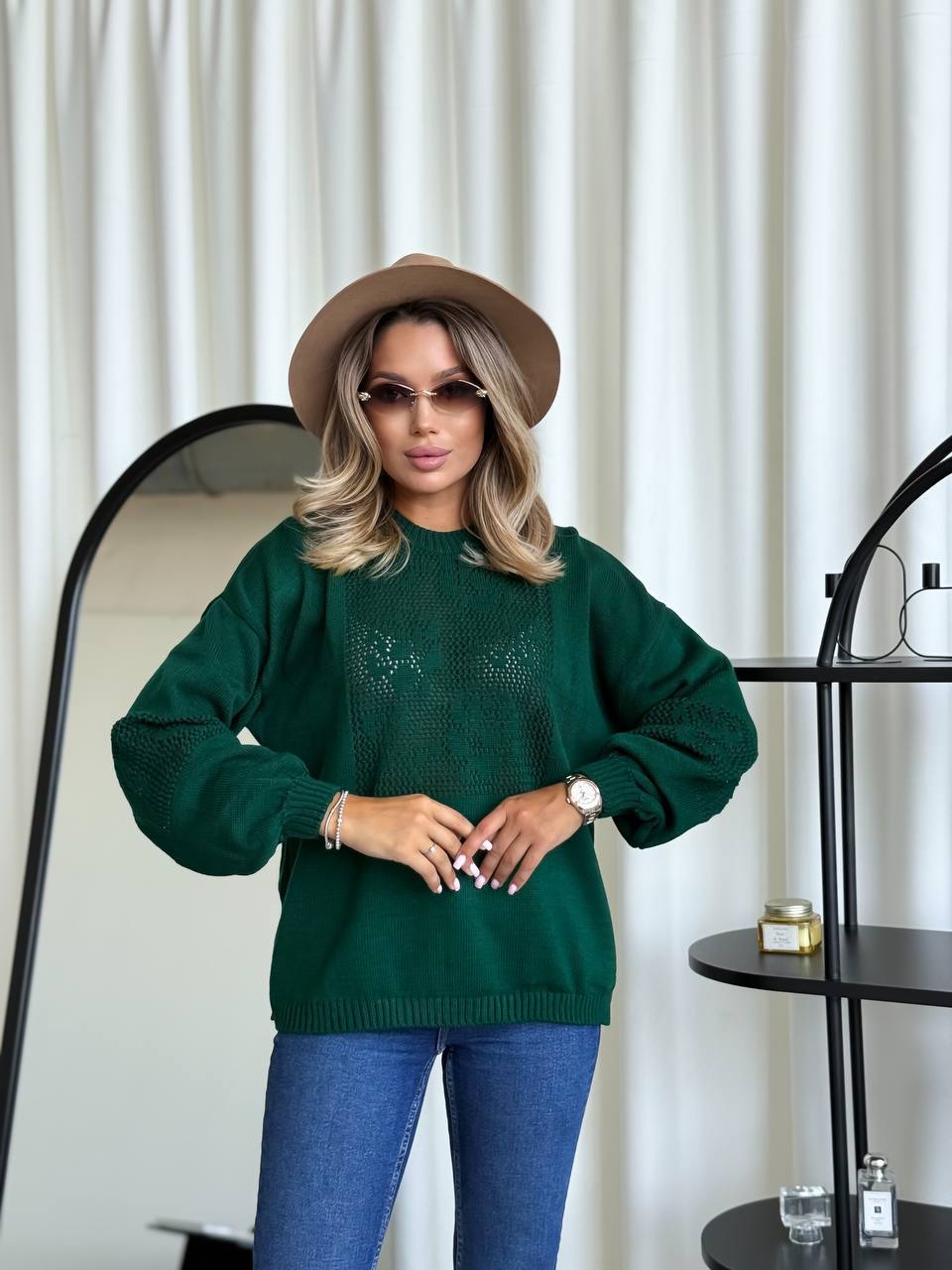 Женский классический свитер с ажурным плетением изумрудного цвета 34178
