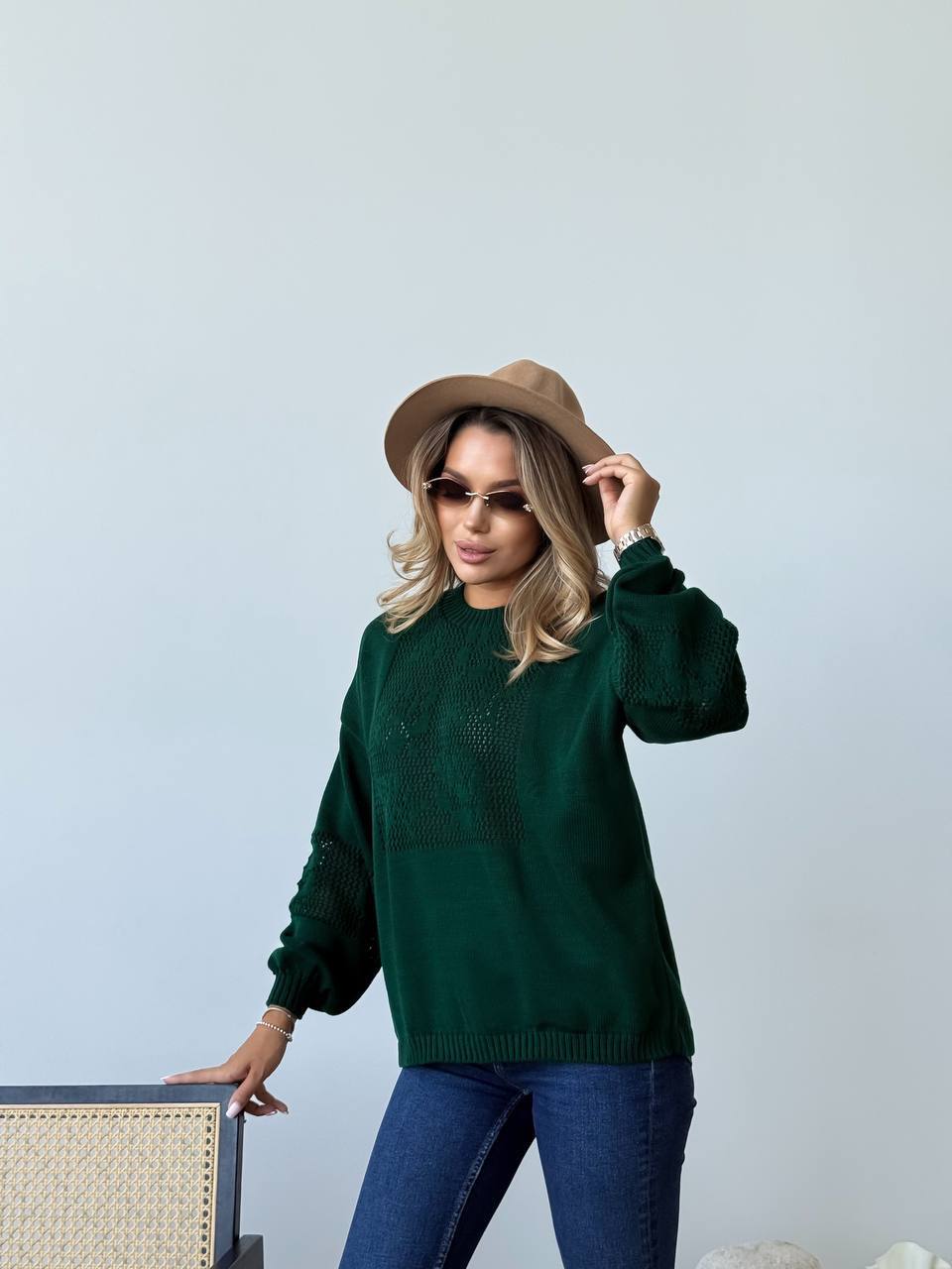 Женский классический свитер с ажурным плетением изумрудного цвета 34178