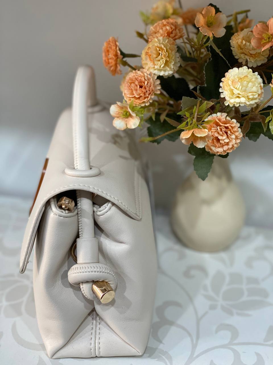 Класична маленька жіноча сумка із еко-шкіри молочного кольору 31994