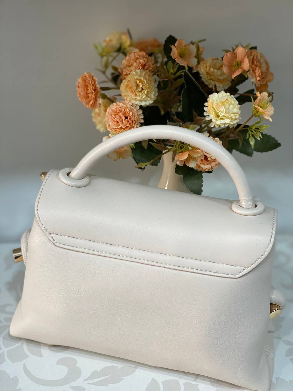 Класична маленька жіноча сумка із еко-шкіри молочного кольору 31994