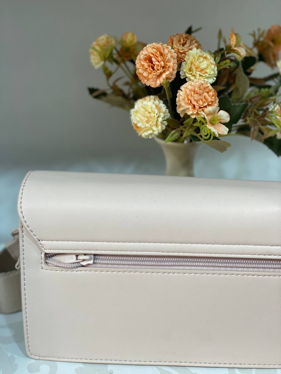 Класична жіноча сумка з еко-шкіри через плече пудрового кольору 31935