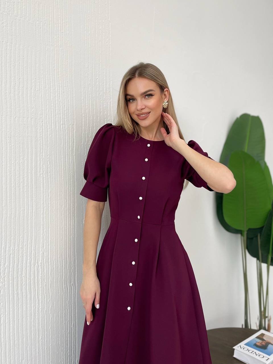 Класична сукня міді на ґудзиках бордового кольору 31913