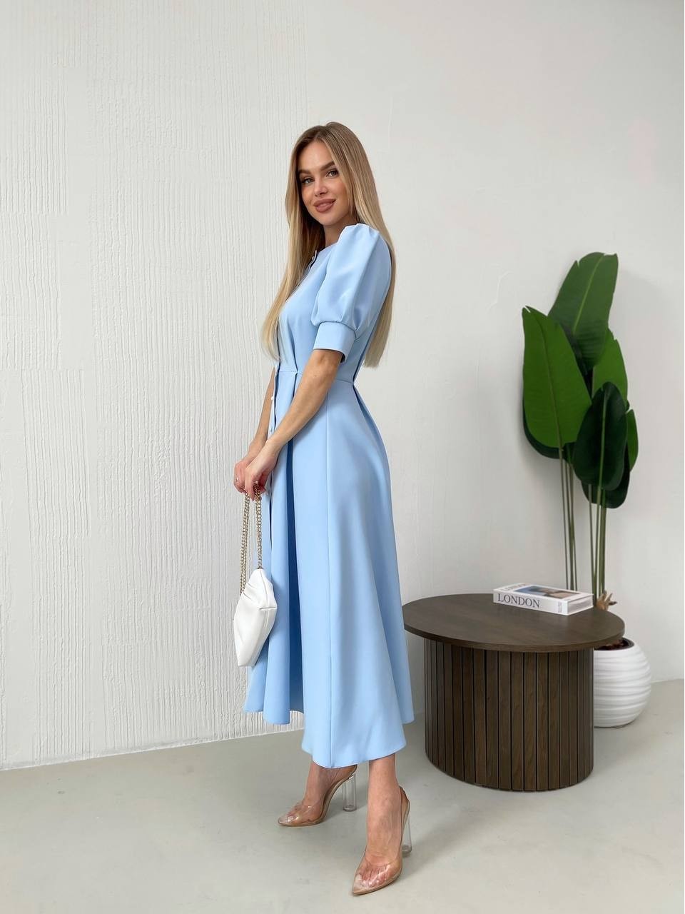 Класична сукня міді на ґудзиках блакитного кольору 31912