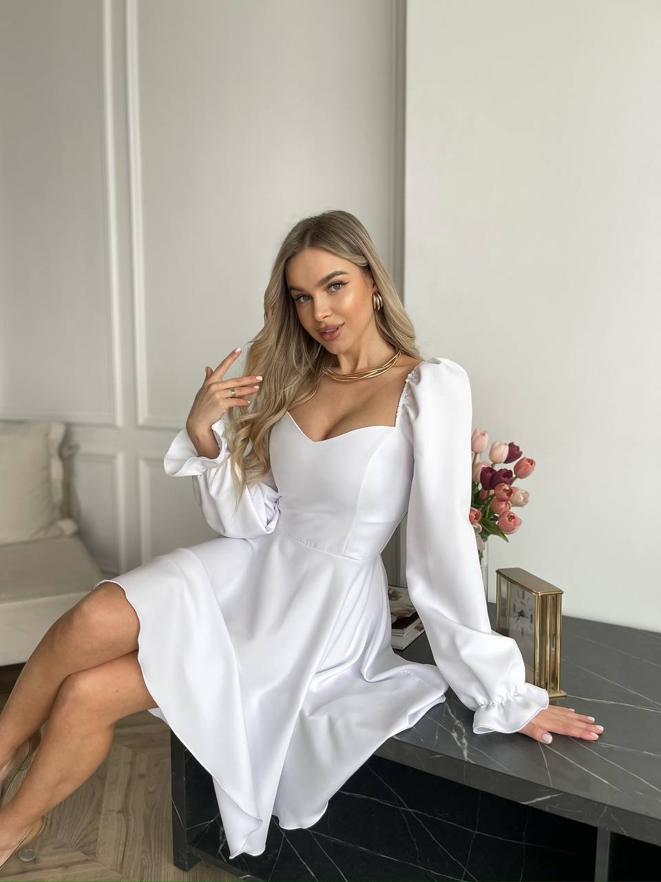 Классическое платье мини белого цвета 30911
