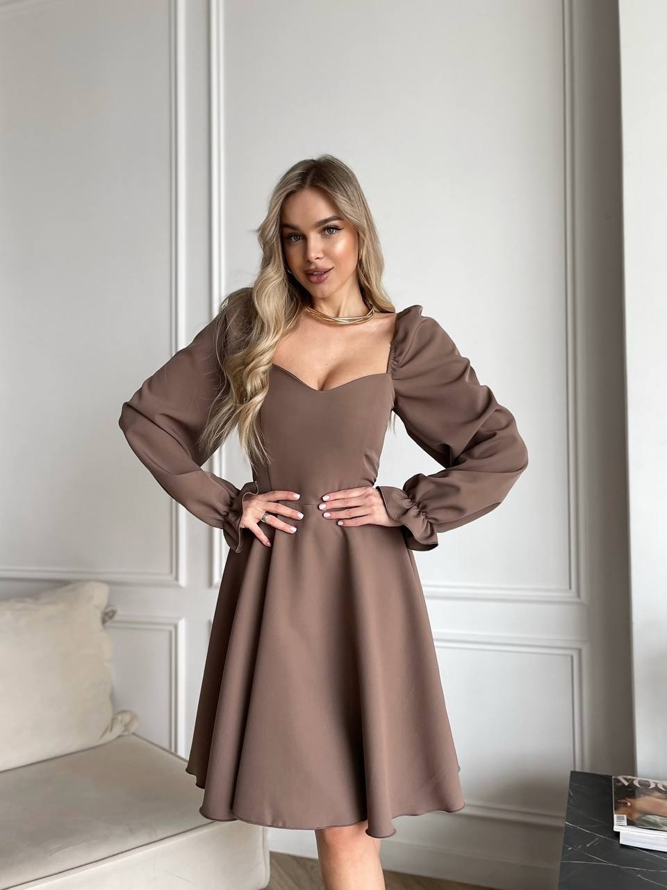 Классическое платье мини кофейного цвета 30909