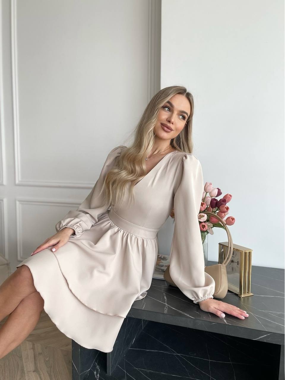 Классическое платье мини с двойной юбкой бежевого цвета 31043