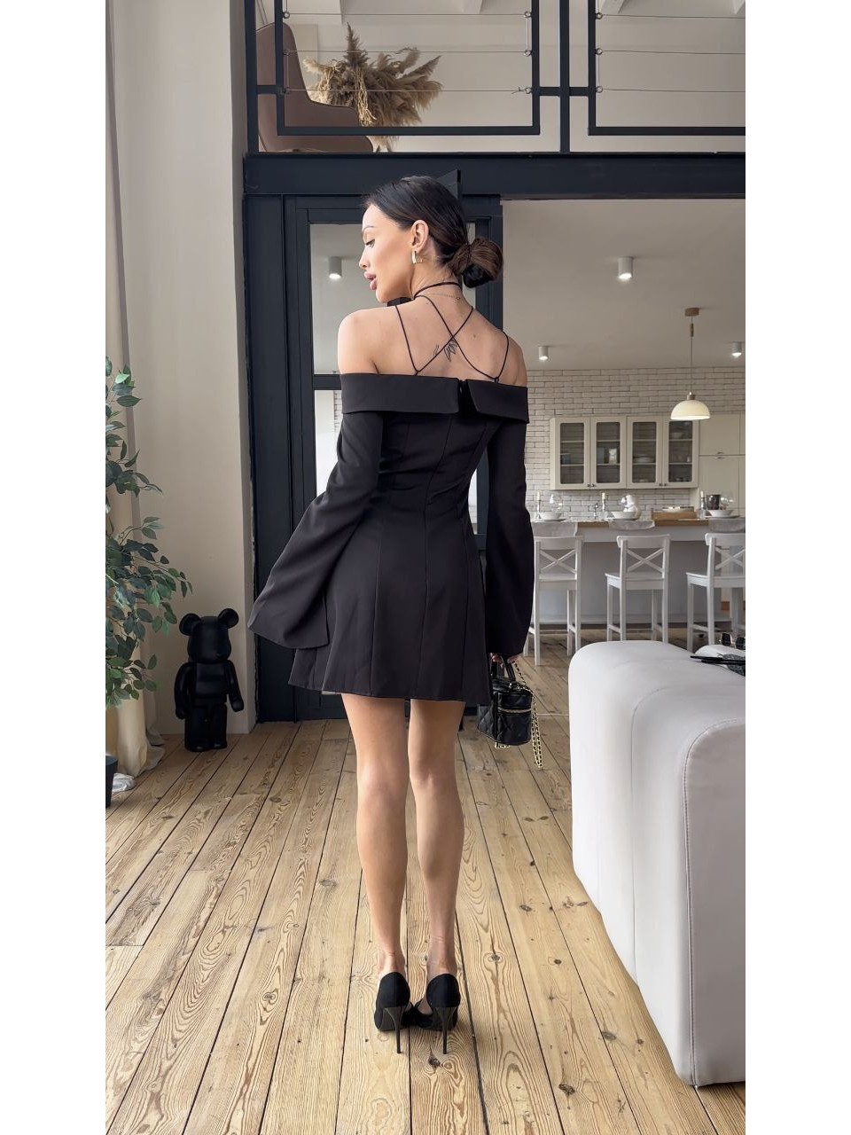 Класична сукня міні з відкритими плечима чорного кольору 31551
