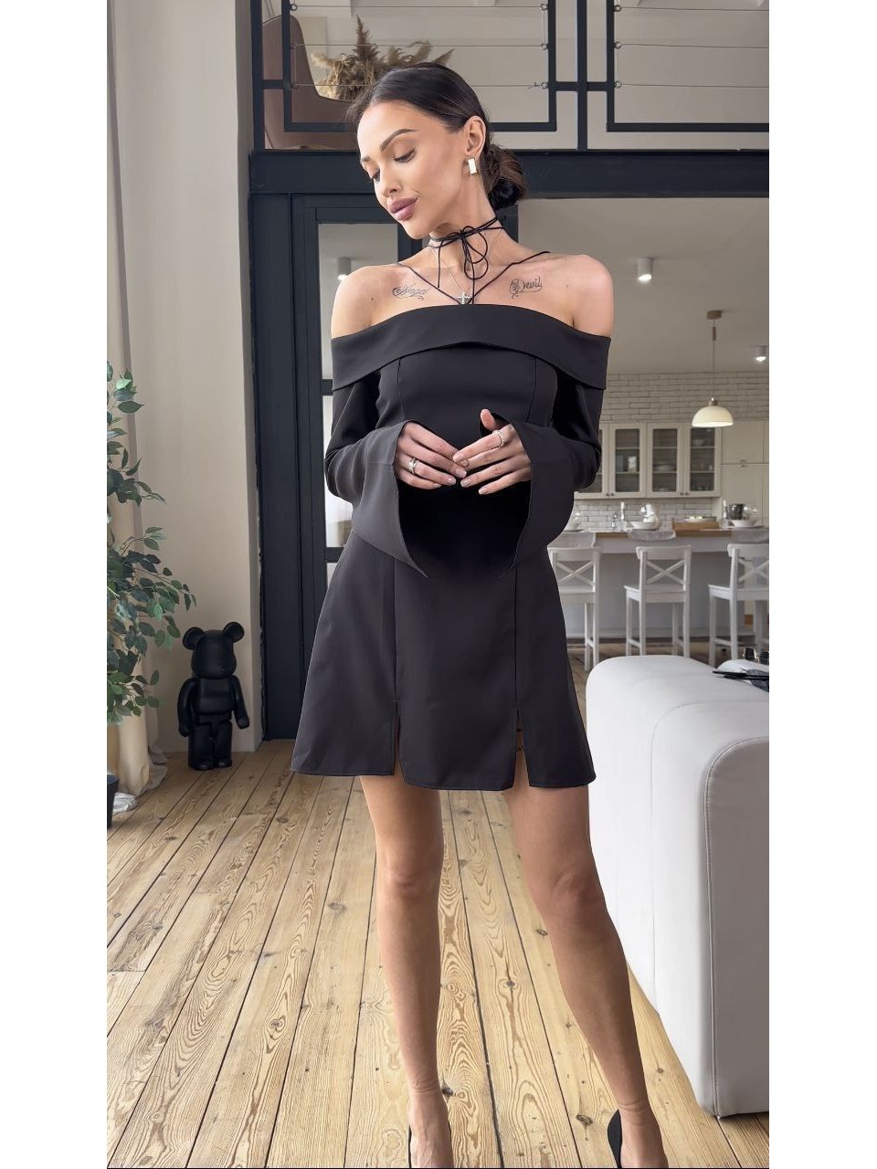 Класична сукня міні з відкритими плечима чорного кольору 31551