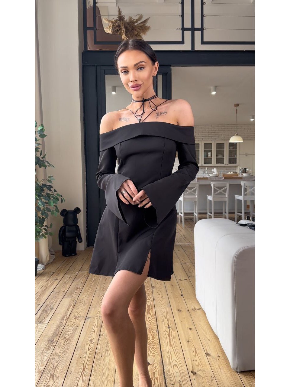 Класична сукня міні з відкритими плечима чорного кольору 31551