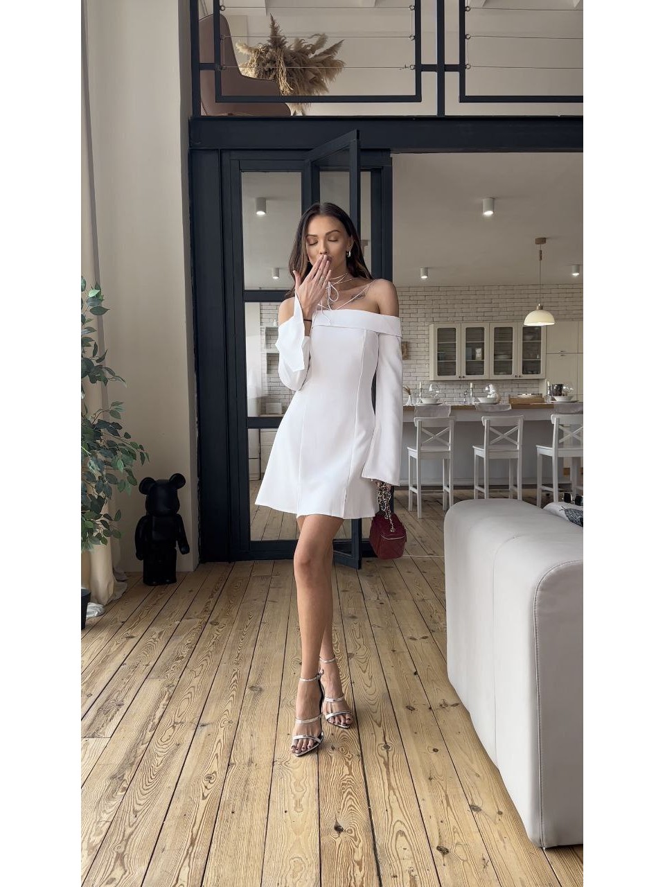 Классическое платье мини с открытыми плечами молочного цвета 31553