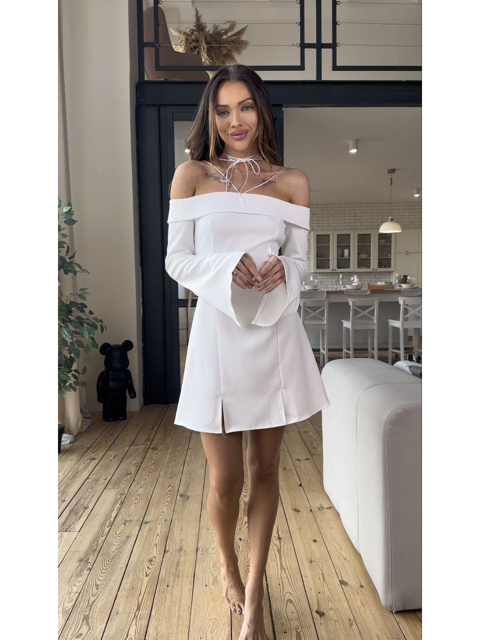 Классическое платье мини с открытыми плечами молочного цвета 31553