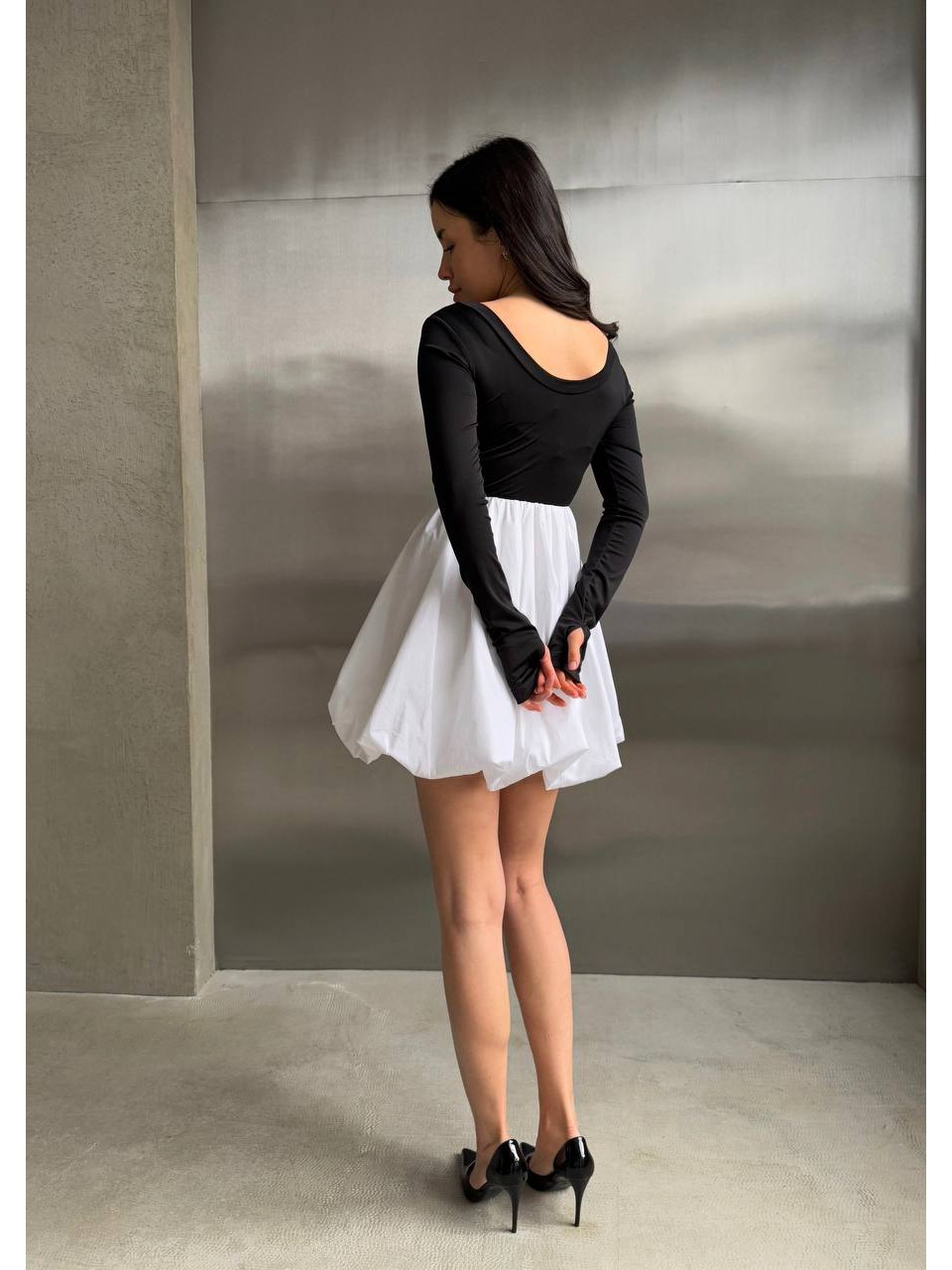 Комбинированное платье мини с пышной юбкой черно-белого цвета 32954