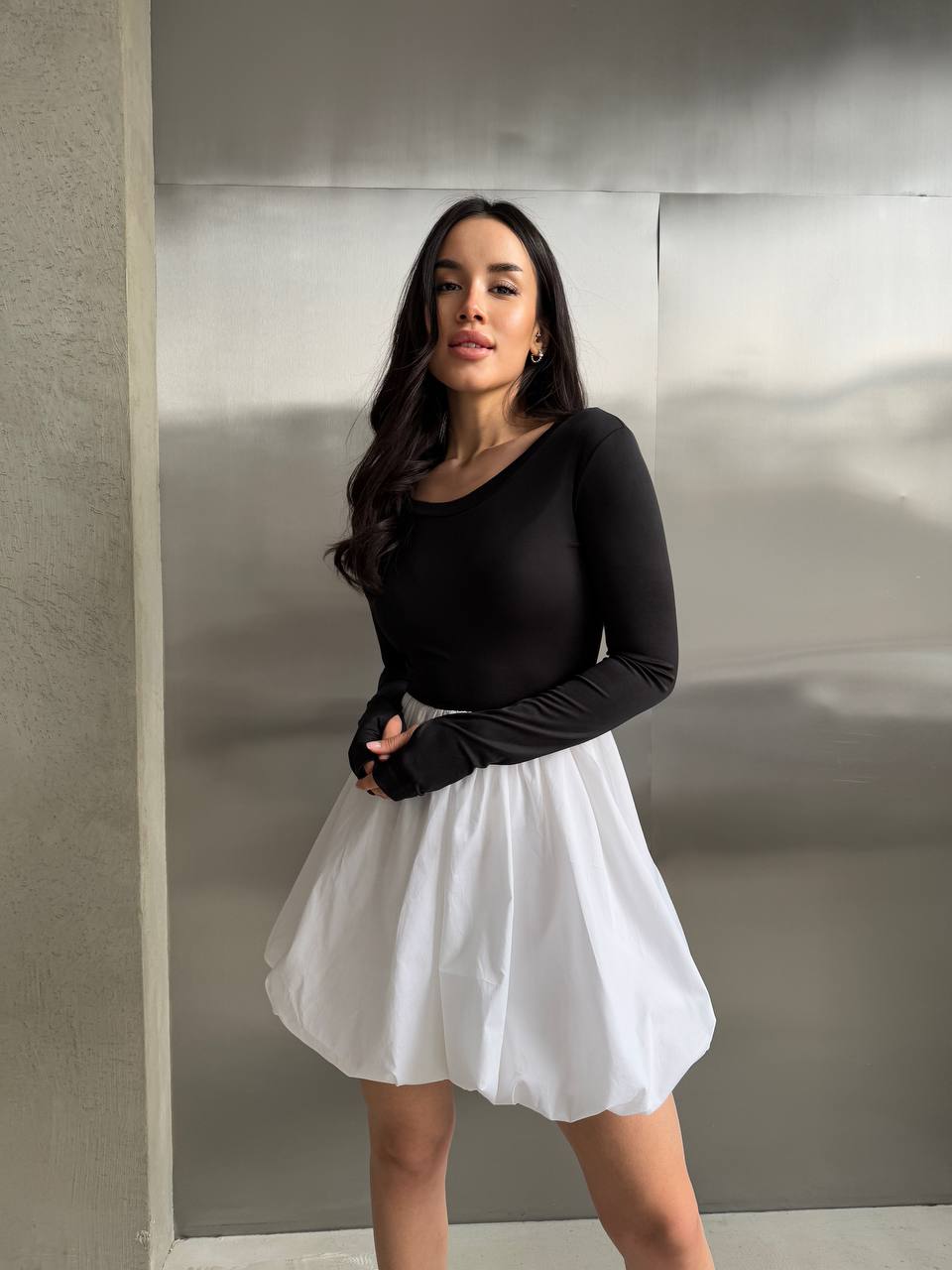 Комбинированное платье мини с пышной юбкой черно-белого цвета 32954