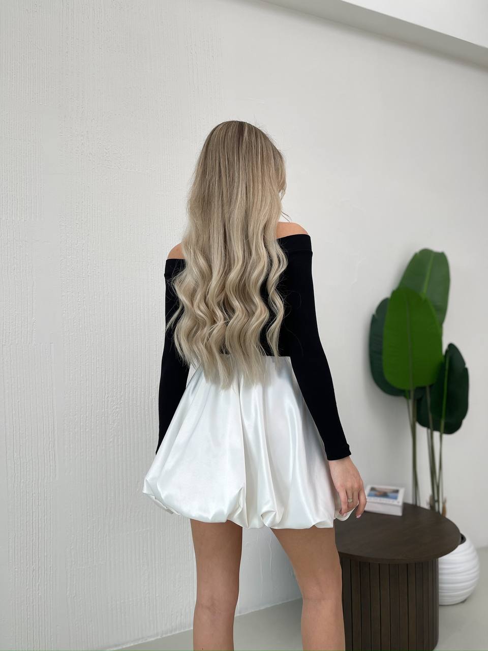 Коротка спідниця-балон білого кольору 32100